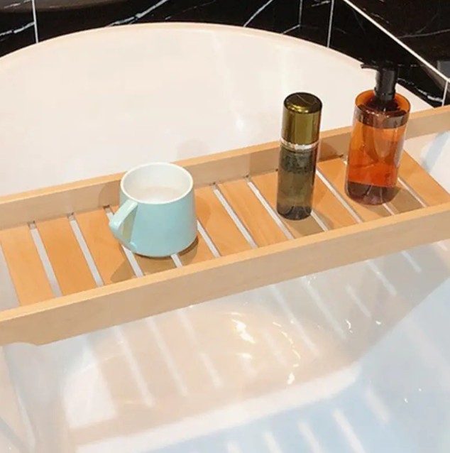 Tính năng thiết kế nào của giá đỡ bồn tắm tre được thiết kế để tránh trượt?